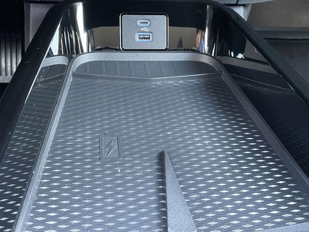 Vehicle photo 30