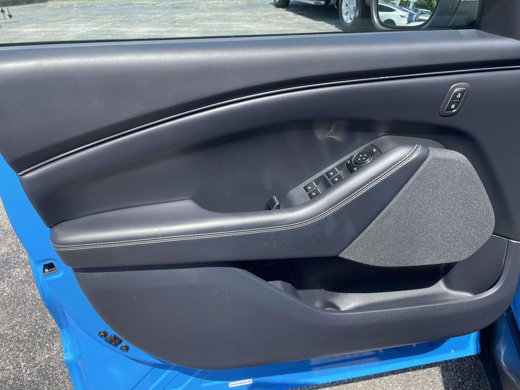 Vehicle photo 18