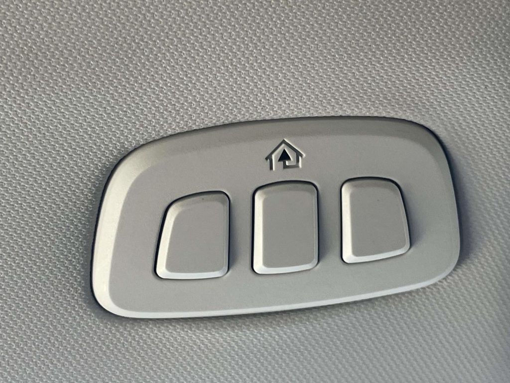 Vehicle photo 36