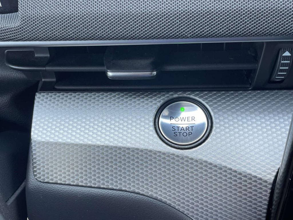 Vehicle photo 32
