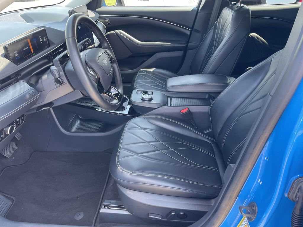 Vehicle photo 15