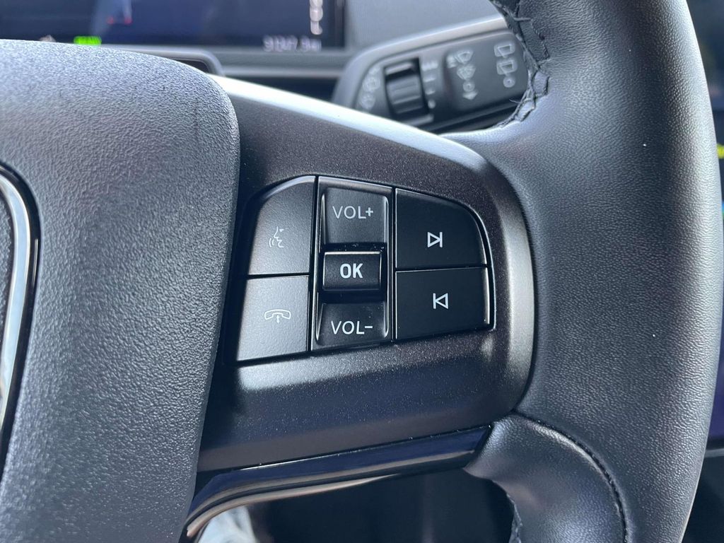Vehicle photo 21