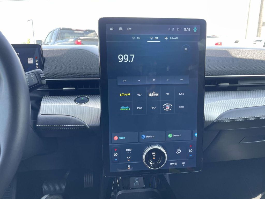 Vehicle photo 26