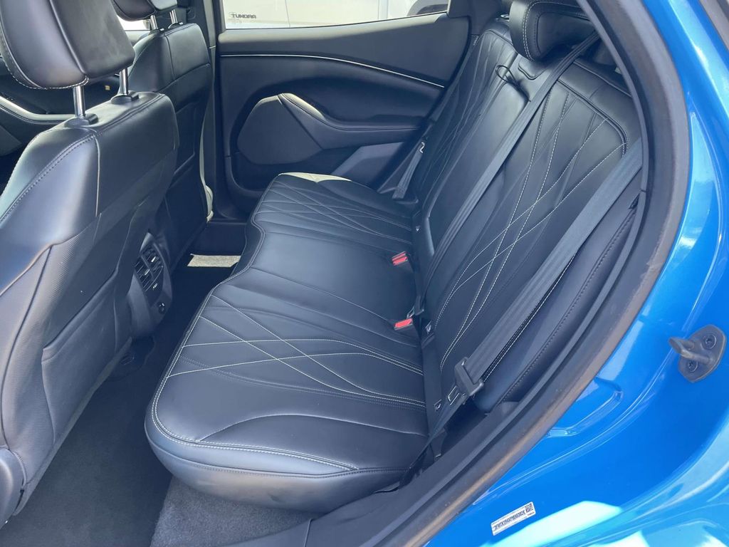 Vehicle photo 12