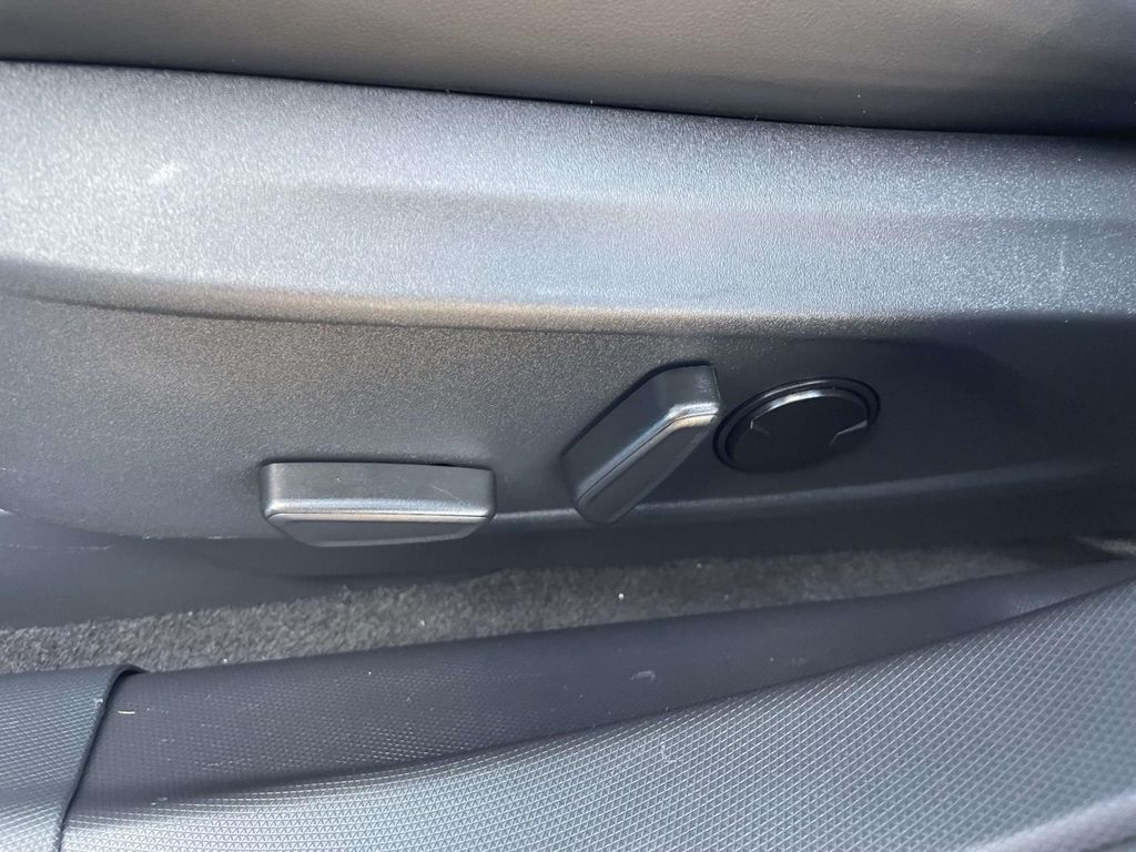 Vehicle photo 17