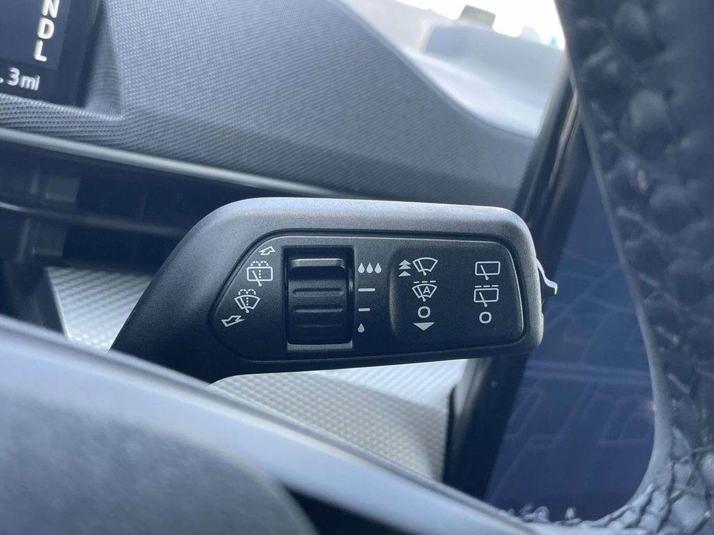 Vehicle photo 33