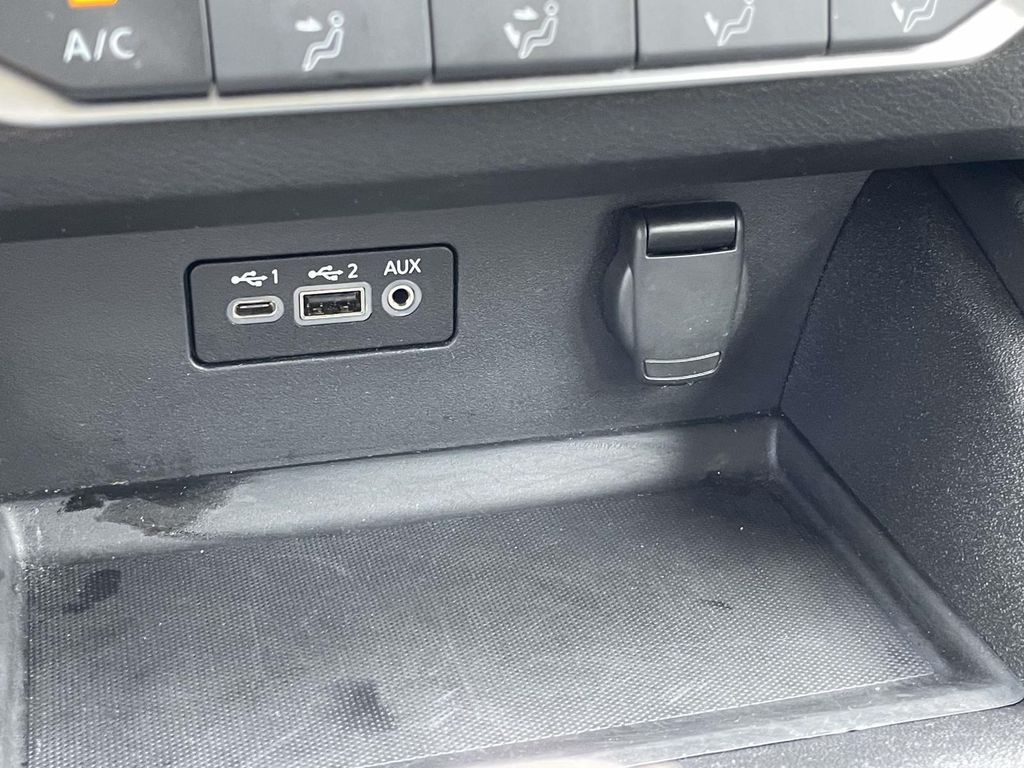 Vehicle photo 29