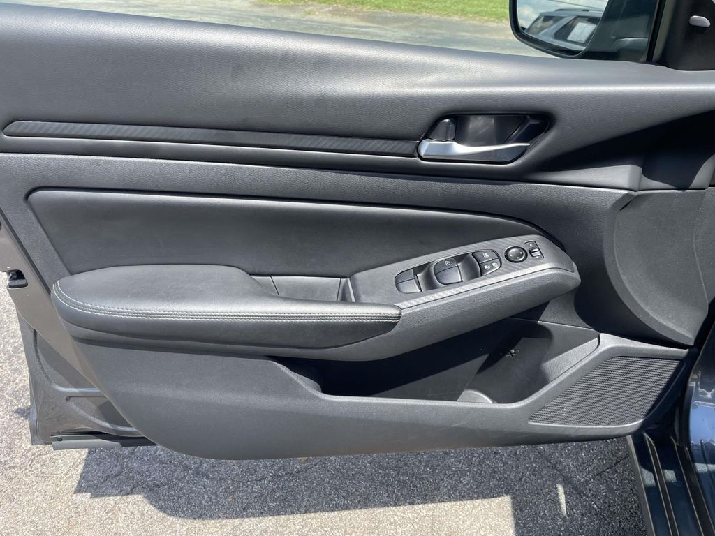 Vehicle photo 18