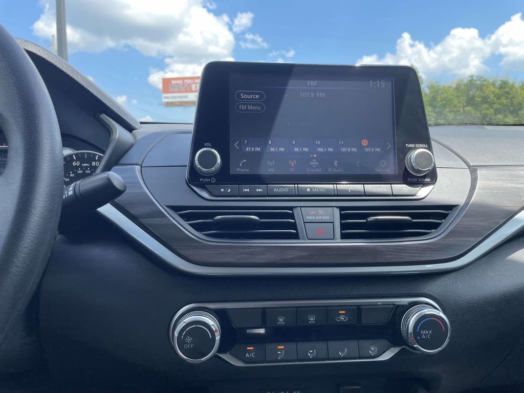 Vehicle photo 26