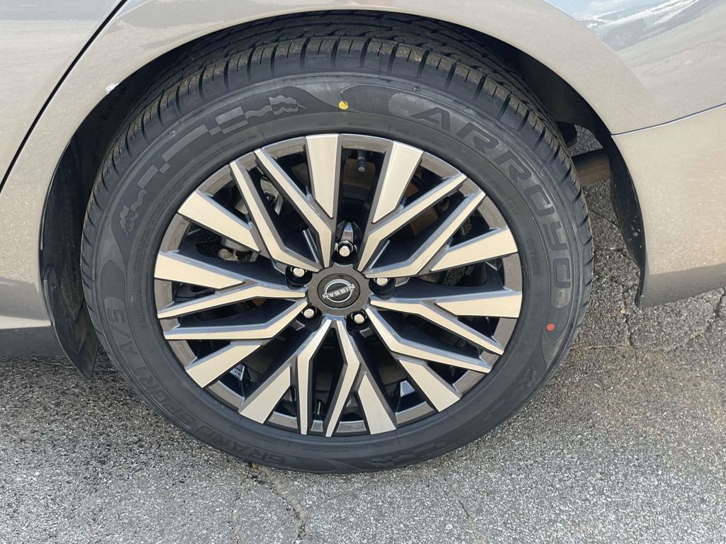 Vehicle photo 11
