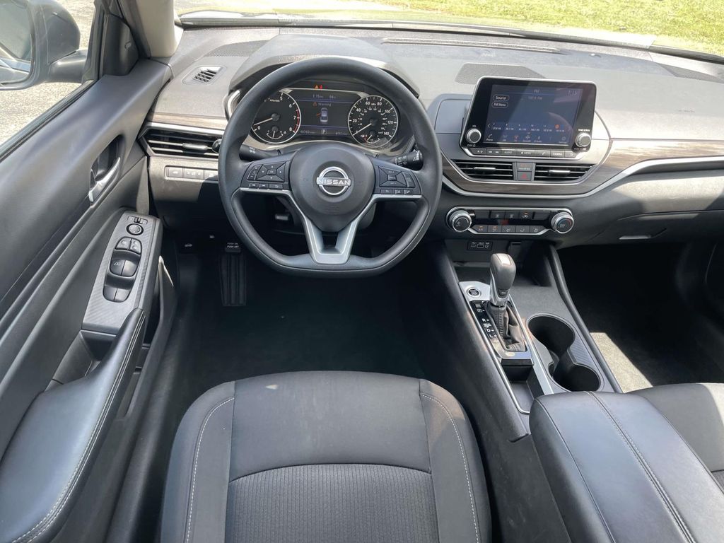 Vehicle photo 13