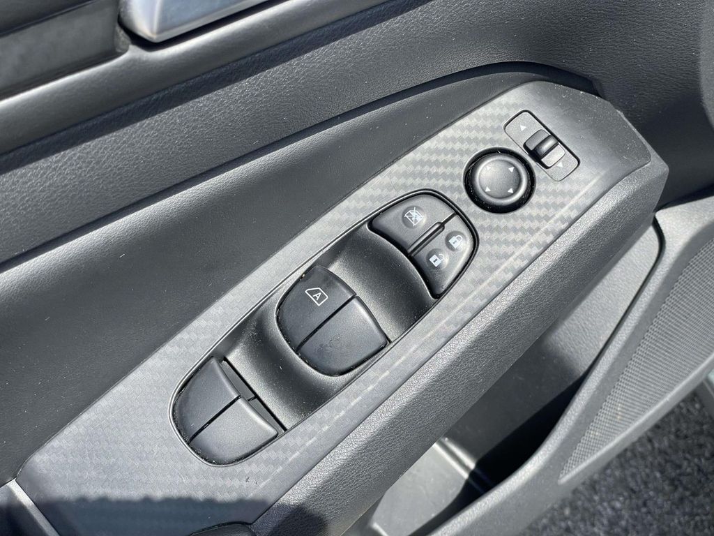 Vehicle photo 19