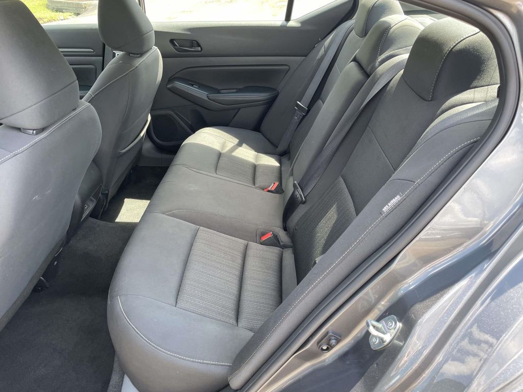 Vehicle photo 12