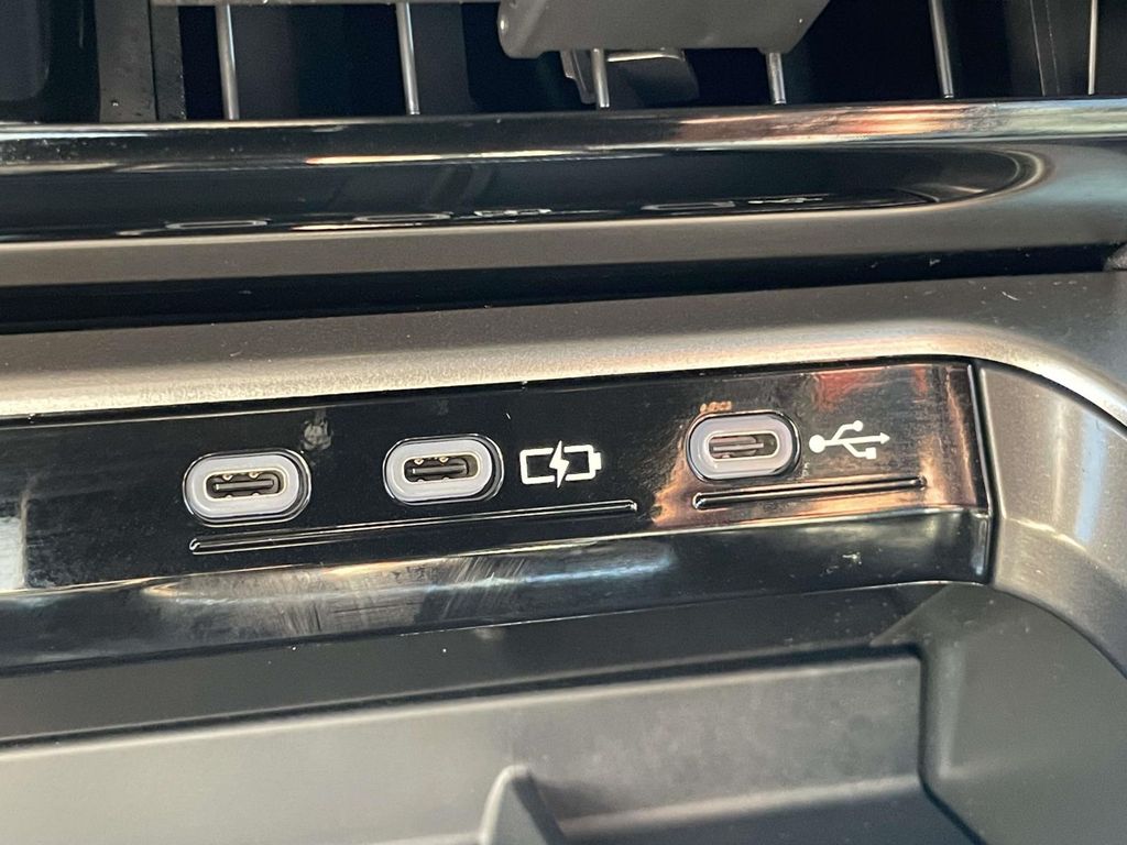 Vehicle photo 30