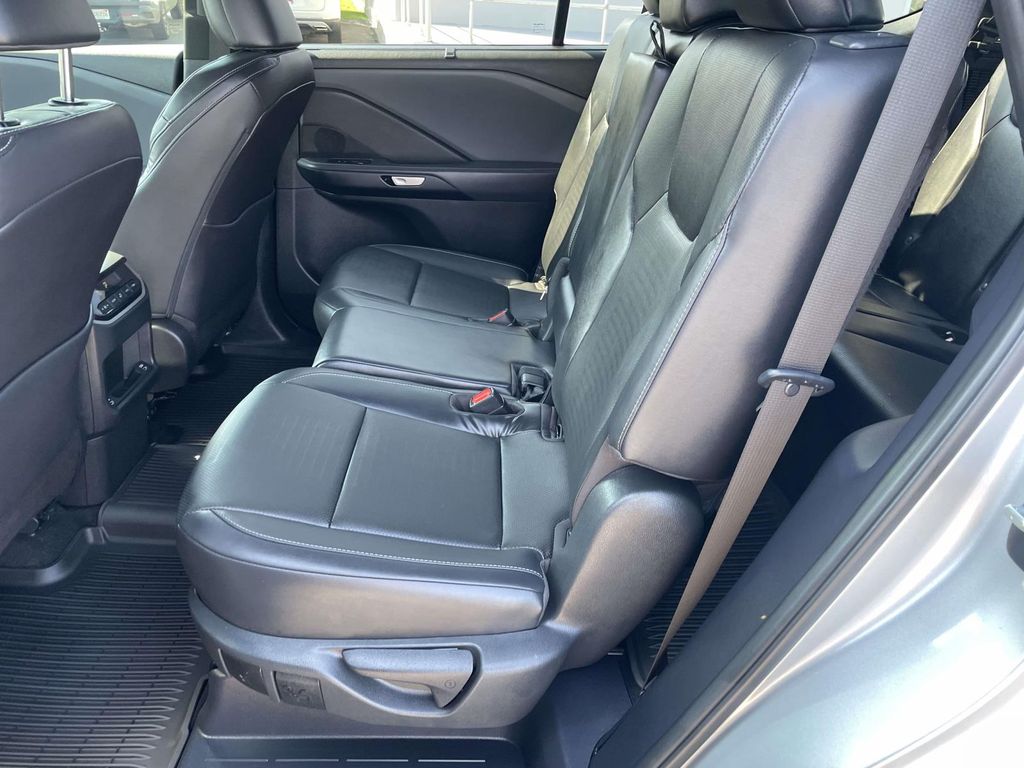 Vehicle photo 12
