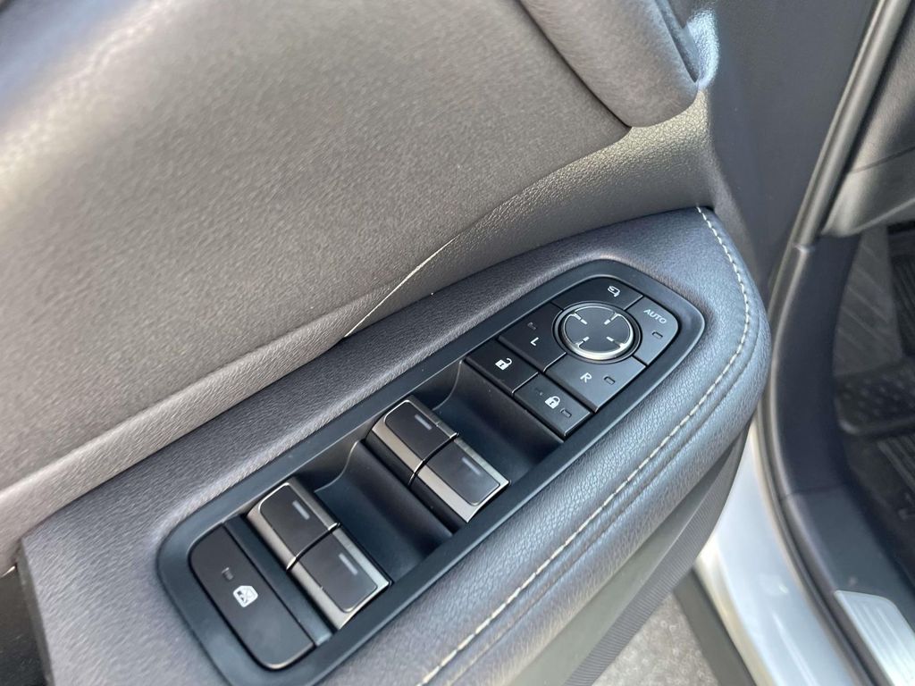 Vehicle photo 19