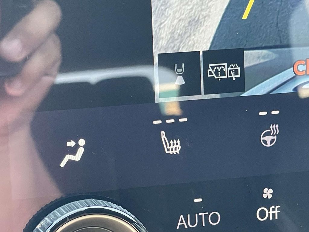 Vehicle photo 29