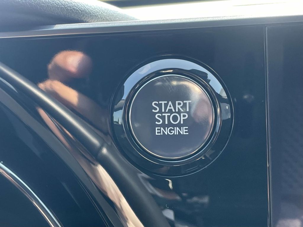 Vehicle photo 33