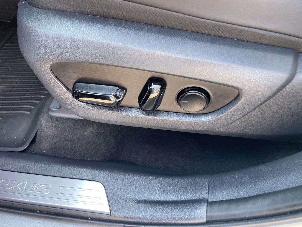 Vehicle photo 17
