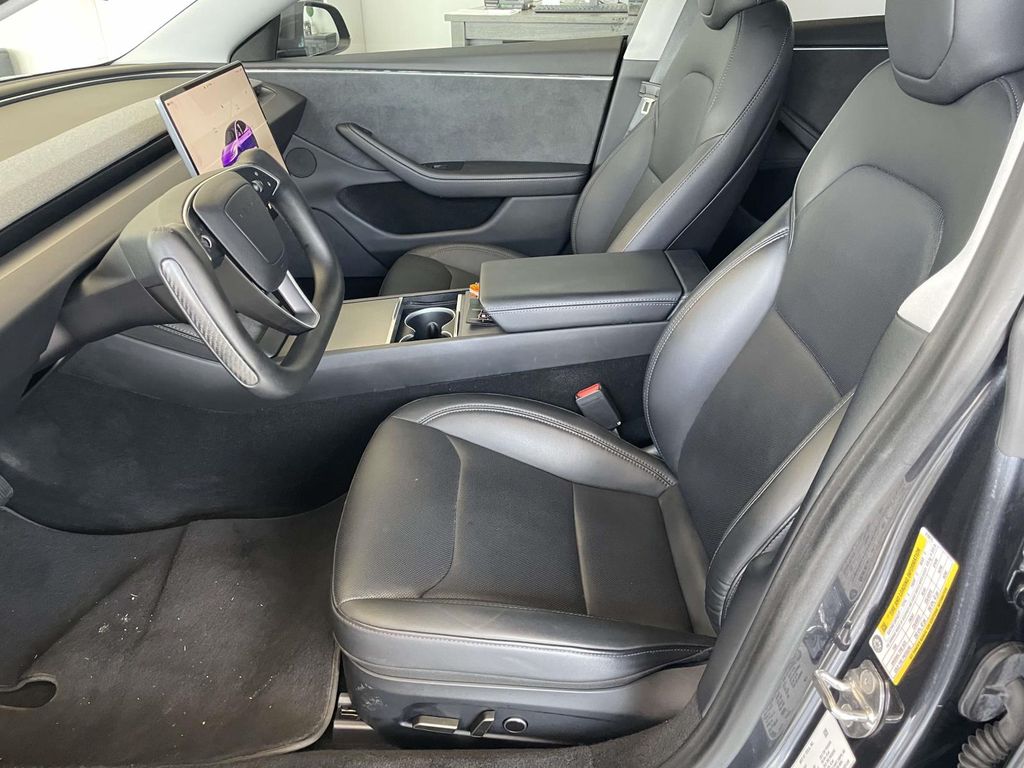 Vehicle photo 15