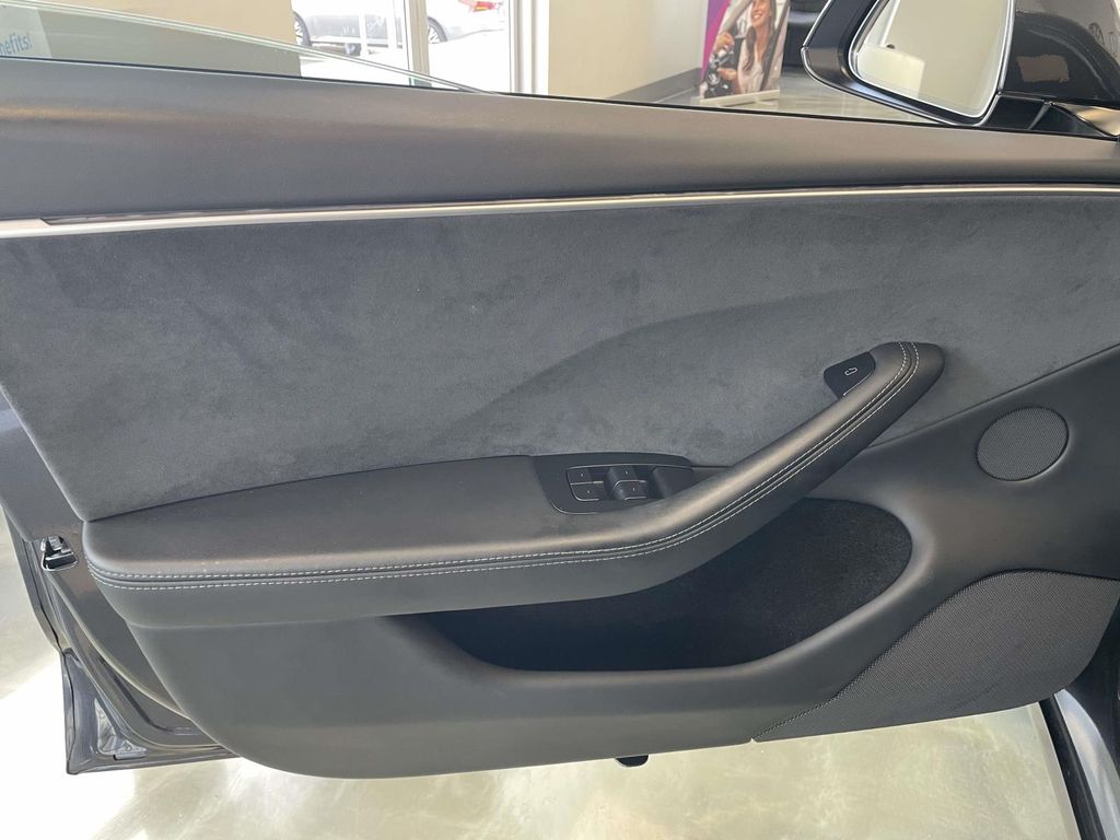 Vehicle photo 18