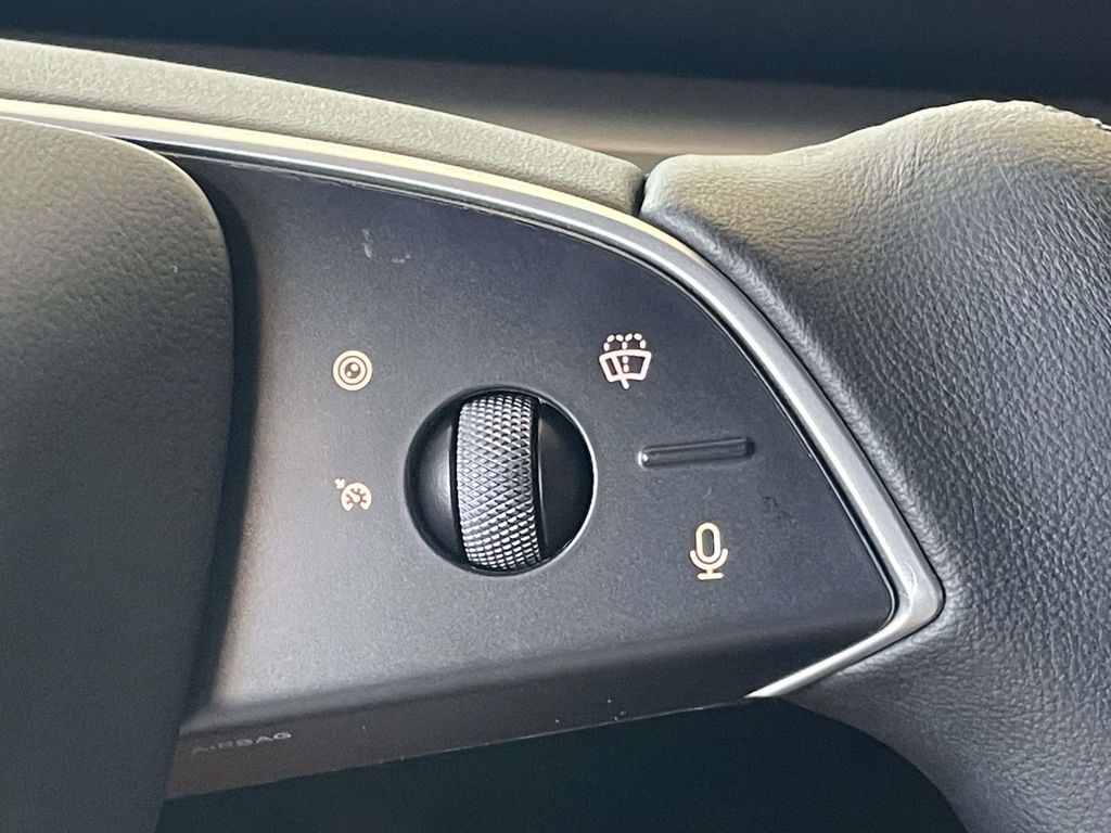 Vehicle photo 29