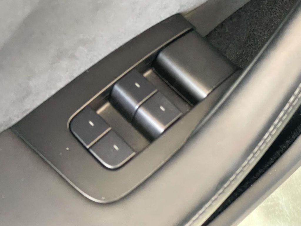 Vehicle photo 19