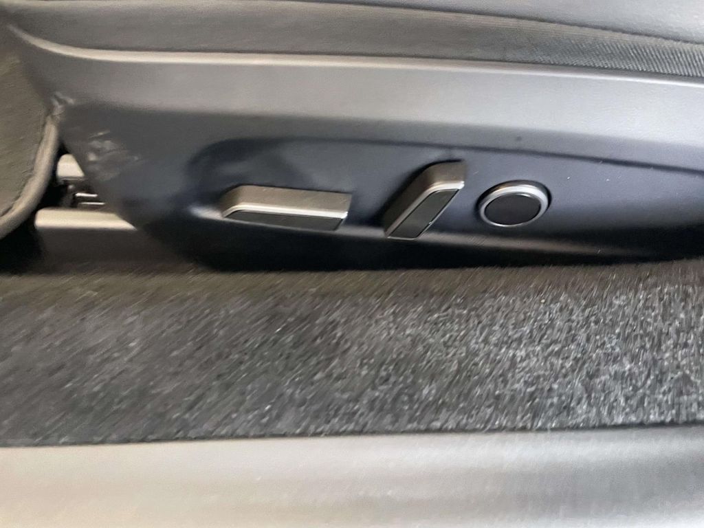 Vehicle photo 17