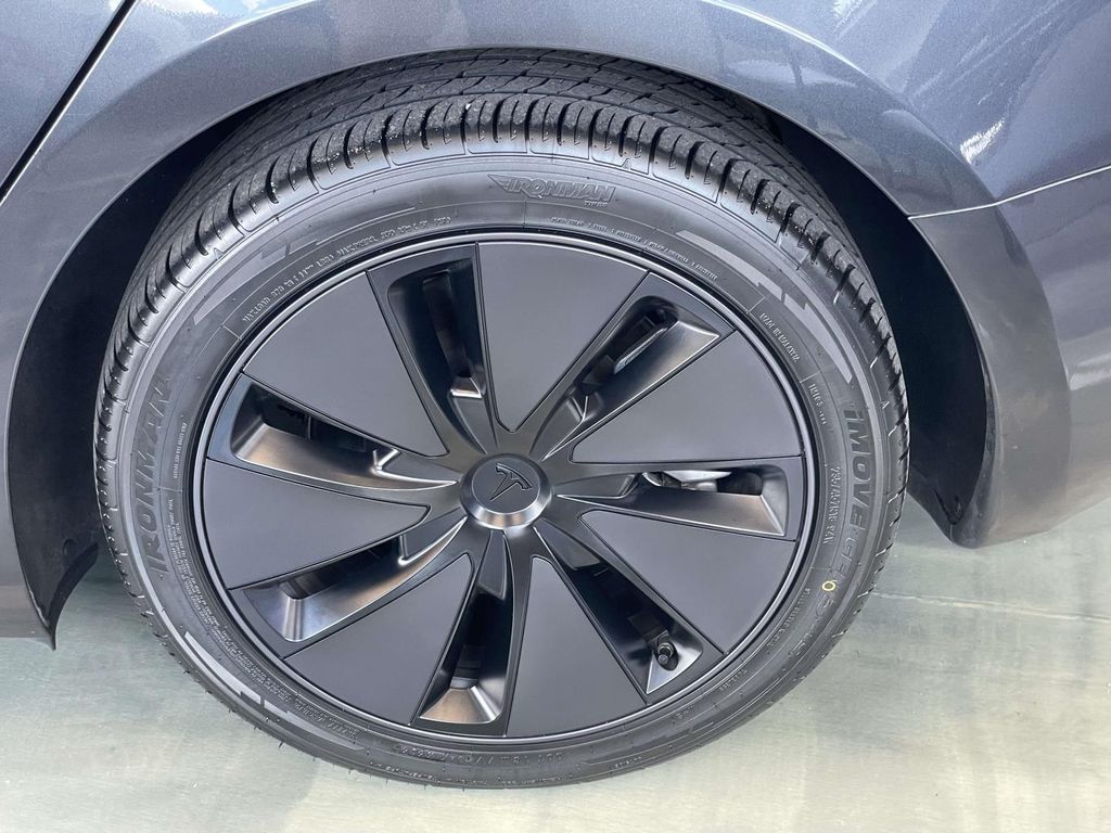 Vehicle photo 11