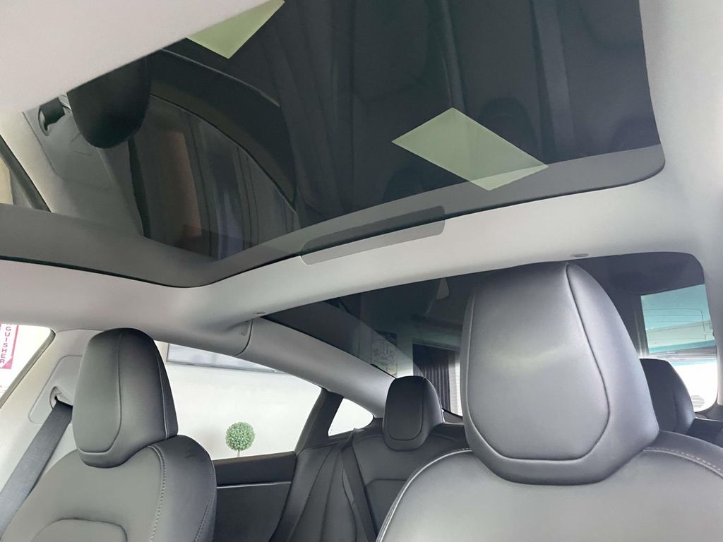 Vehicle photo 20
