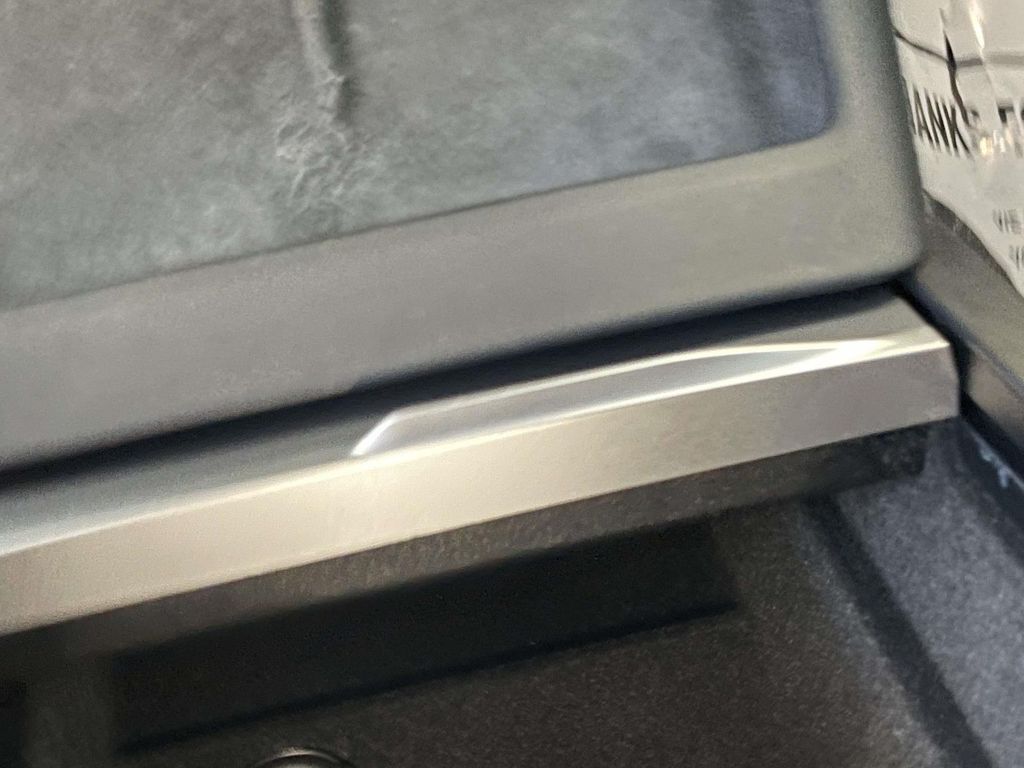 Vehicle photo 32