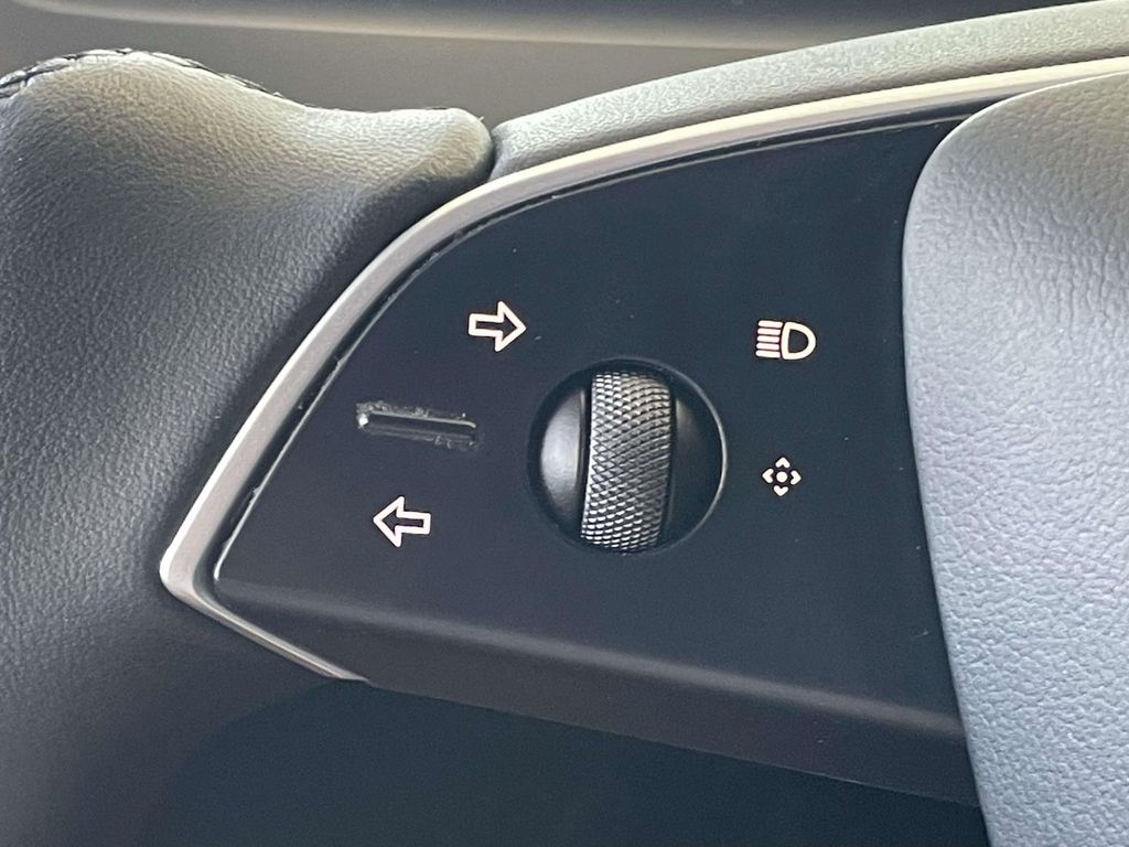 Vehicle photo 30