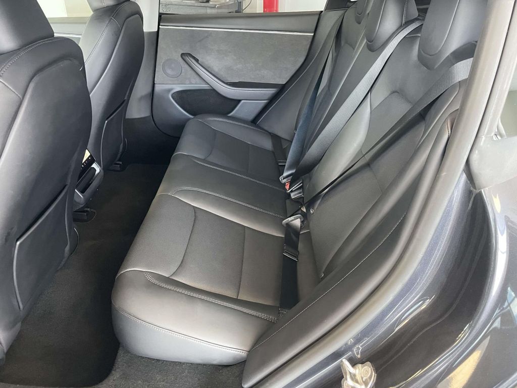 Vehicle photo 12