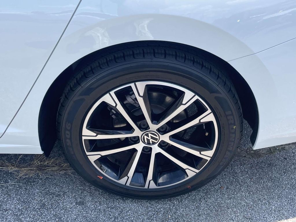 Vehicle photo 11