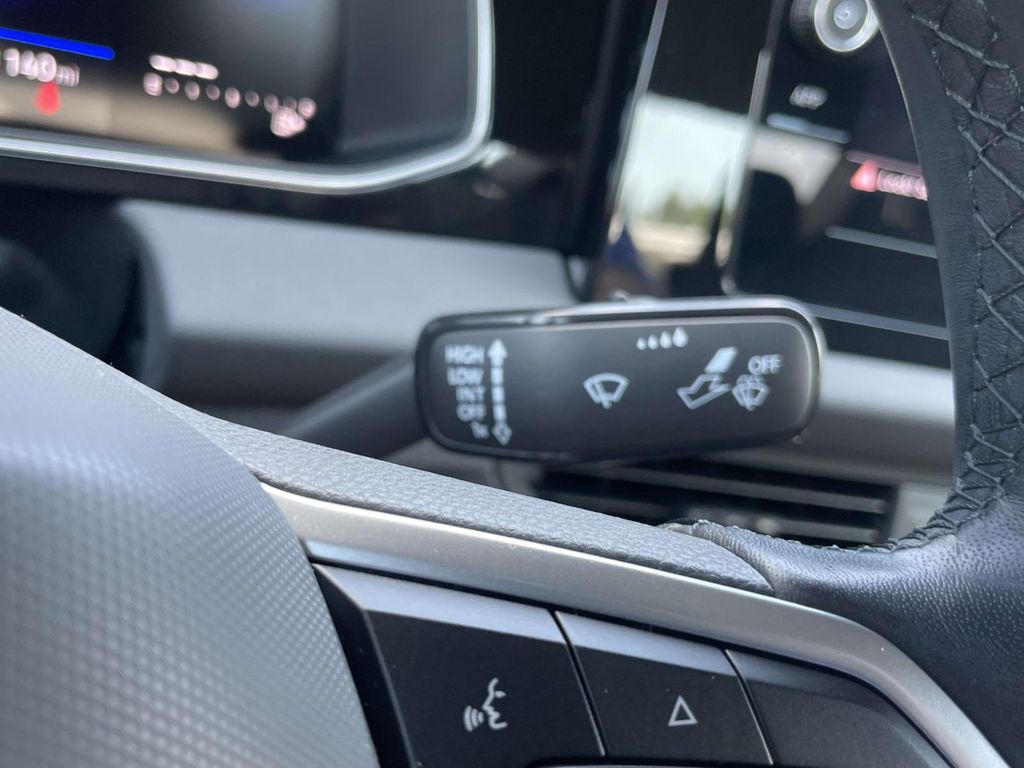 Vehicle photo 32