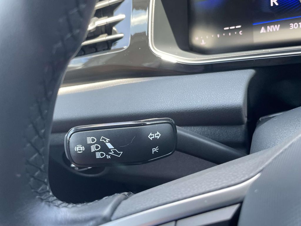 Vehicle photo 33