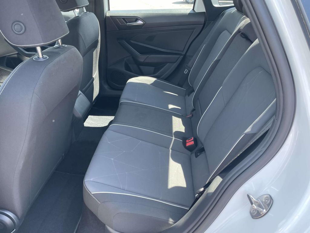 Vehicle photo 12