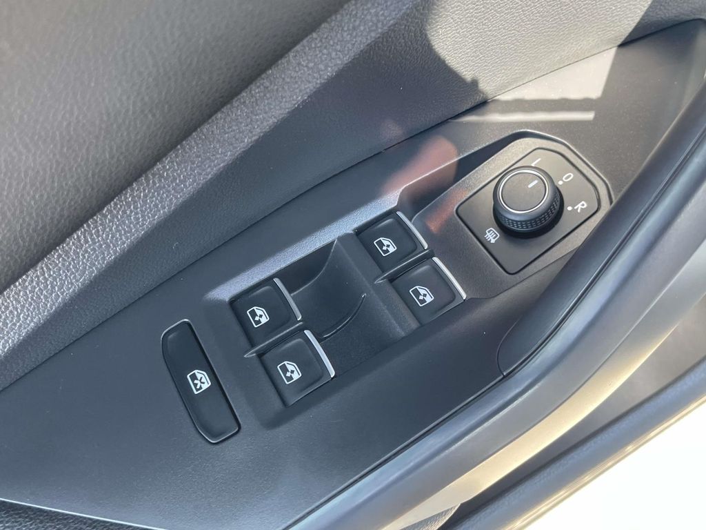 Vehicle photo 19