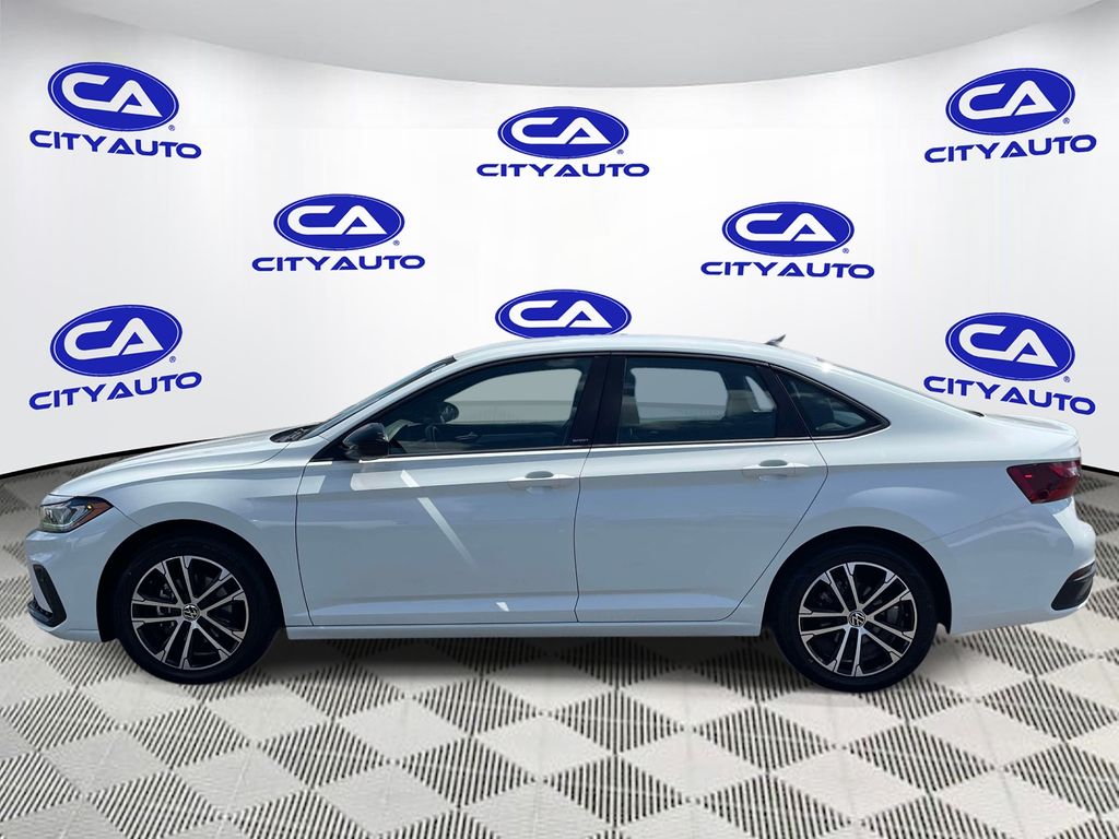 Vehicle photo 7