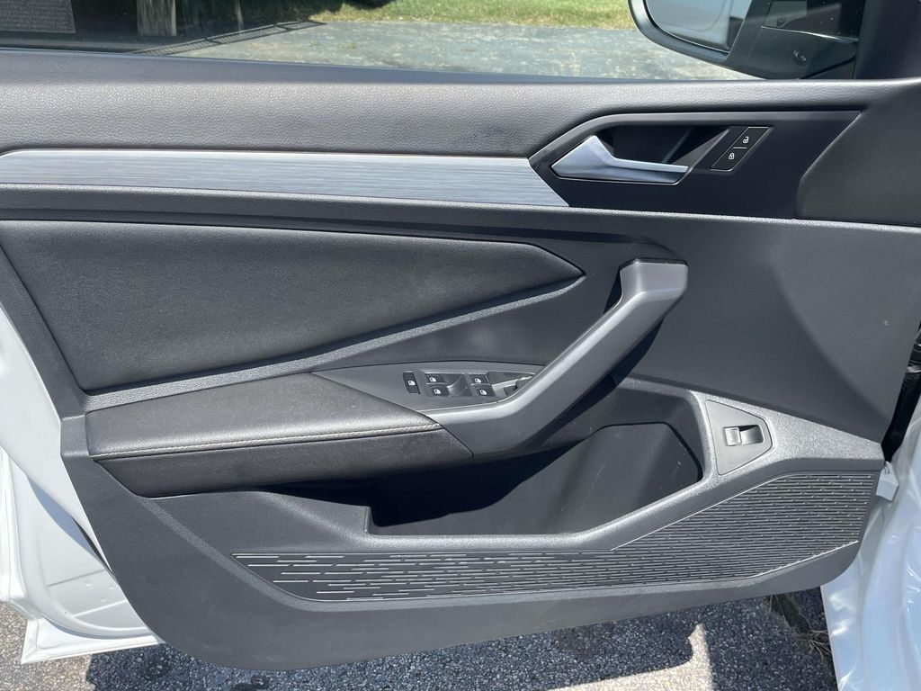 Vehicle photo 18