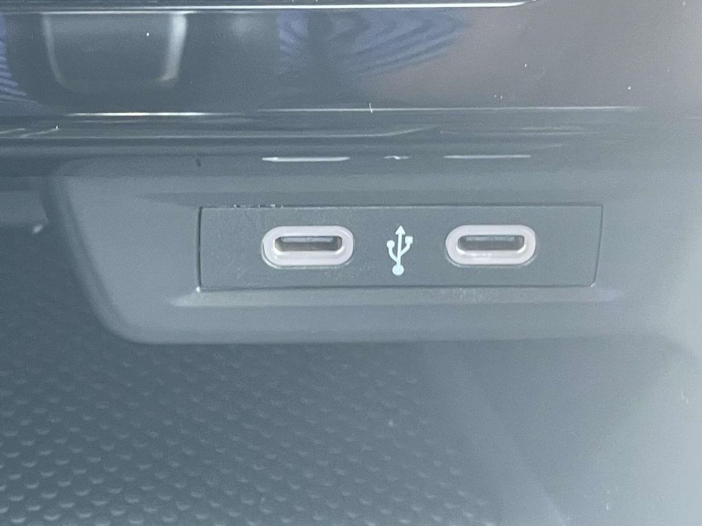 Vehicle photo 29