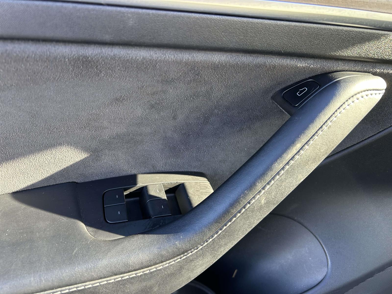 Vehicle photo 23