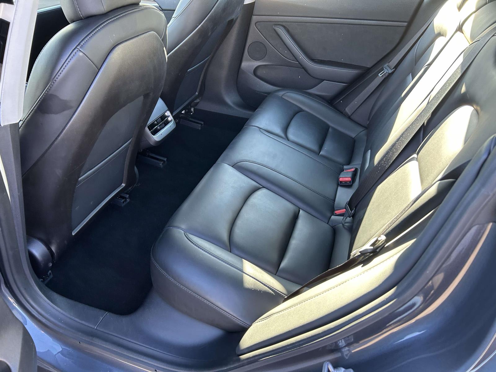 Vehicle photo 20