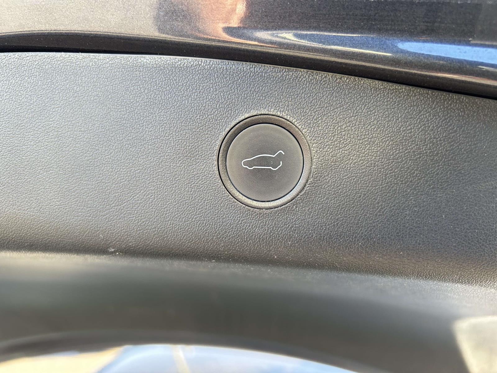 Vehicle photo 19