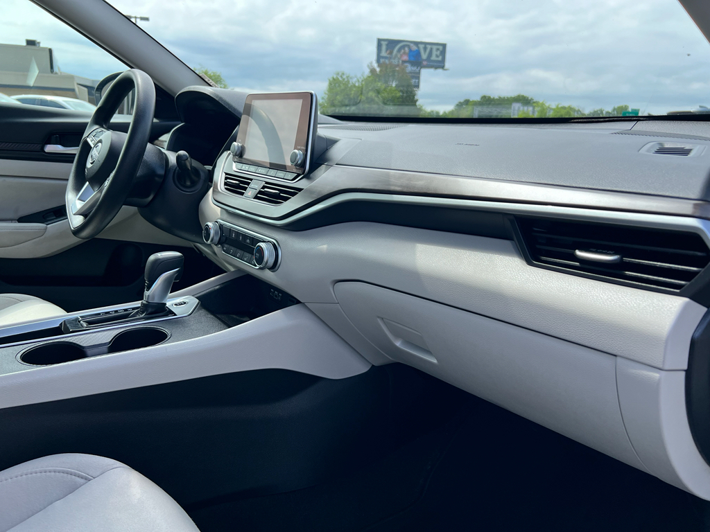 2025 Nissan Altima SV - Photo 13