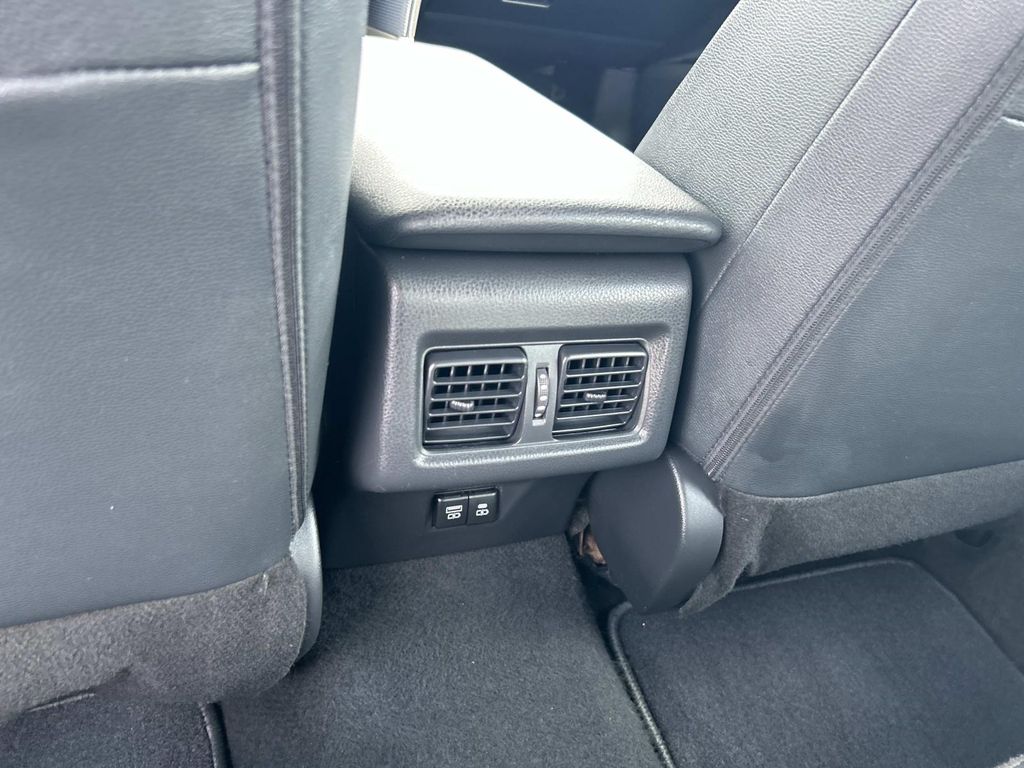 Vehicle photo 19