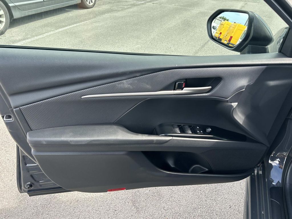 Vehicle photo 25