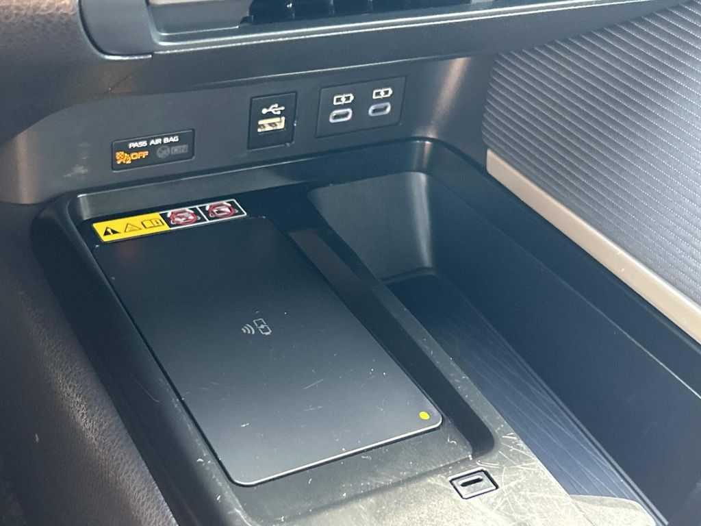 Vehicle photo 29