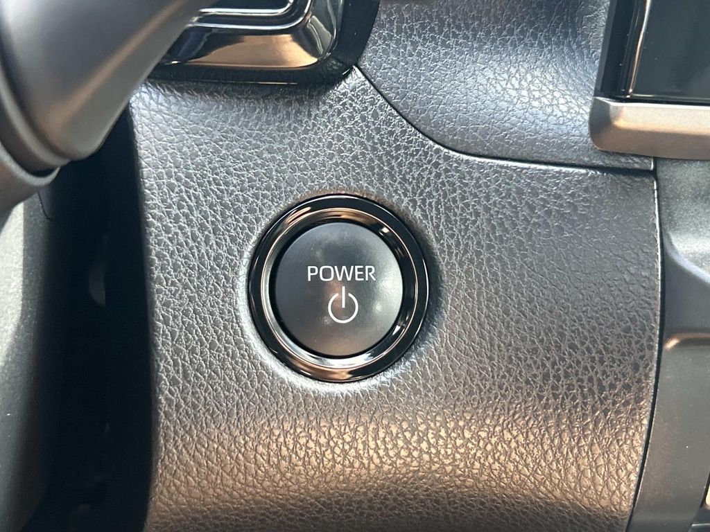 Vehicle photo 31