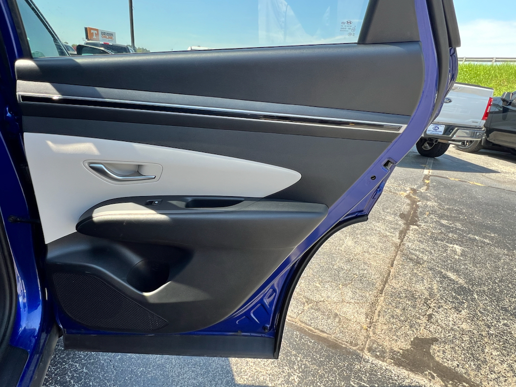 Vehicle photo 17